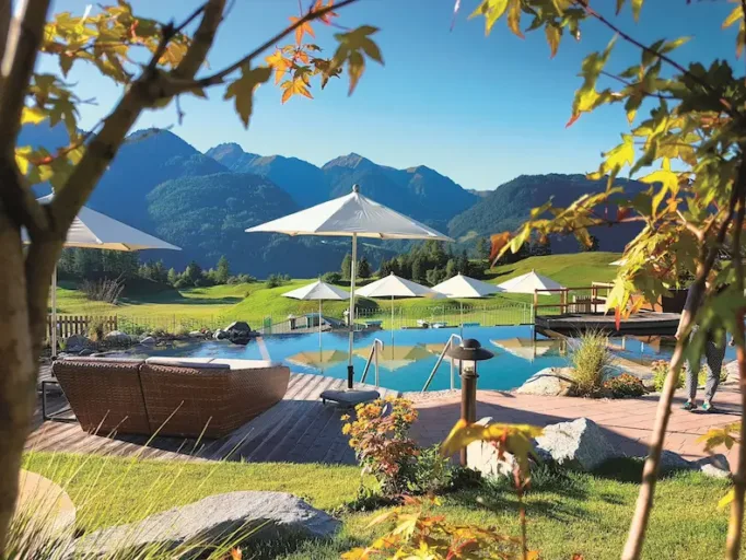 Vanuit de wellnesstuin heb je een magistraal uitzicht op de bergen rond Serfaus. Hier vind je je innerlijke rust weer terug. © Wellnessresidenz Schalber