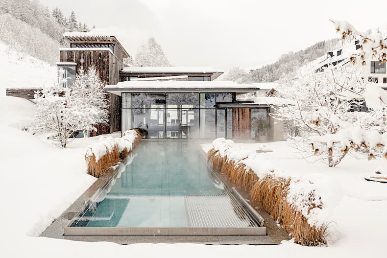 Het buitenzwembad van het BadHaus in de winter. Er is ook een binnenbad. © Klaus Peterlin / Wiesergut