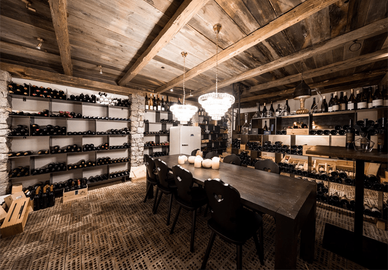 In de wijnkelder van wijnhotel Der Weinmesser kunnen wijnliefhebbers urenlang rondkijken en proeven van selecte wijnen. © Andergassen / Genusshotel Der Weinmesser