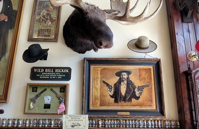 Alles herinnert in de originele kroeg nog aan Wild Bill Hickok. Let op de Dead Man's Hand in het kaartspel linksonder. © Nico van Dijk