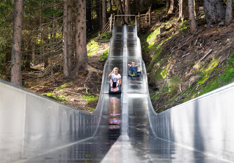 
De Rütschenweg combineert wandelpaden met een aantal glijbanen. © Wildkogel Arena Neukirchen & Bramberg