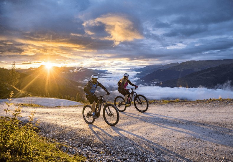 Tijdens fietstochten door de Wildkogel-Arena kun je genieten van prachtige vergezichten over de dalen. © Wildkogel-Arena