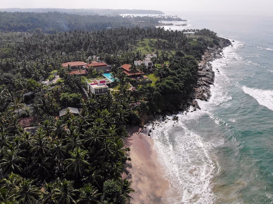 Ayurveda deluxe tussen kokospalmen en het ruisen van de oceaan op Sri Lanka. © Hollmann