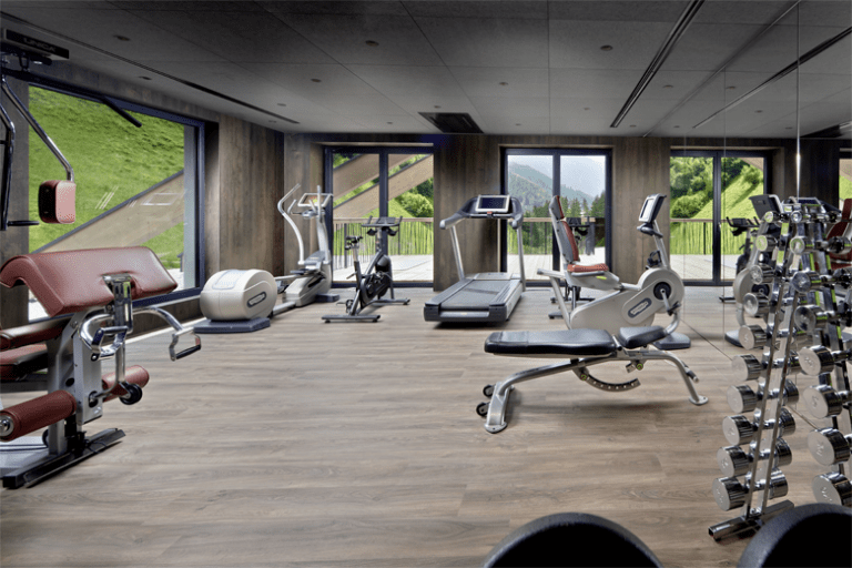 In elke ruimte van het ZillergrundRock Luxury Mountain Resort sta je in contact met de natuur, dus ook in de fitnessruimte. © Michael Huber /ZillergrundRock
