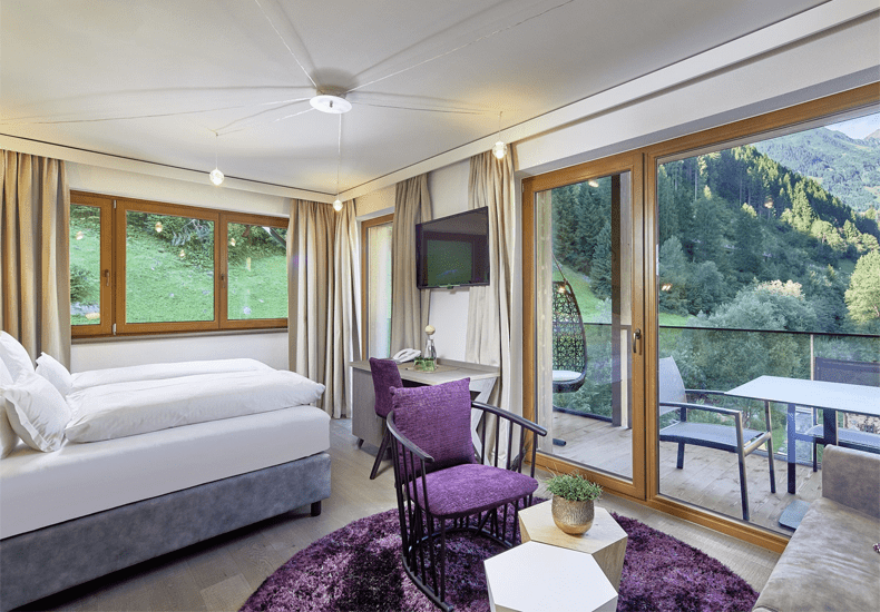 In de premium suite Zillerelfe schuif je 's ochtends de gordijnen open en heb je direct contact met de natuur. © ZillergrundRock Luxury Mountain Resort