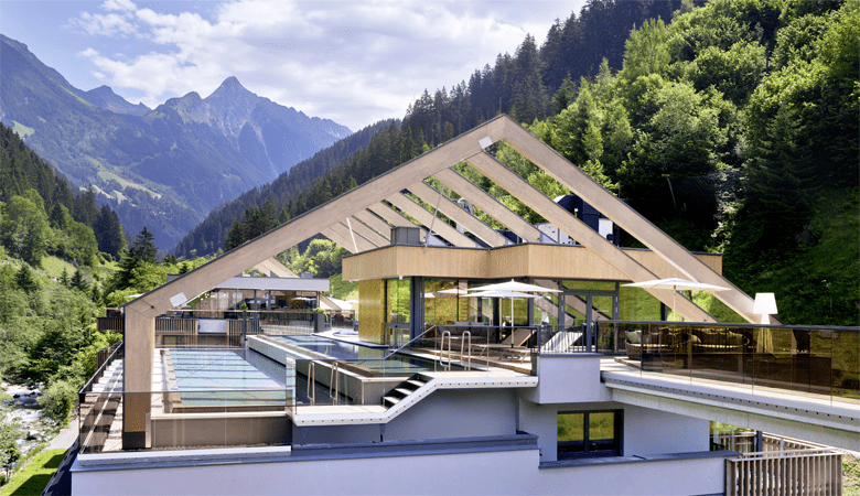 Het dak van het ZillergrundRock Luxury Mountain Resort biedt een imposante SkyPool en heerlijke ligbedden. En je zit echt helemaal in de natuur. © Michael Huber /ZillergrundRock