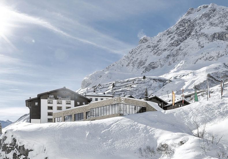 Het 5 sterren superior Hotel Zürserhof in Zürs am Arlberg is een luxe, duurzaam ski in ski out hotel in het grootste aaneengesloten skigebied van Oostenrijk © Marcel A. Mayer / Hotel Zürserhof