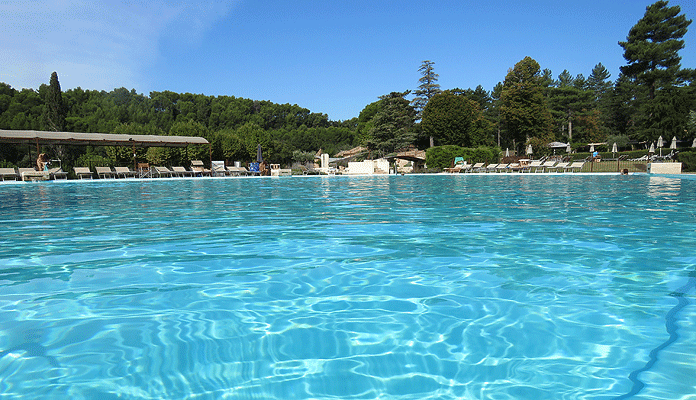 Een van de zwembaden van Domaine de Bélézy © Nico van Dijk
