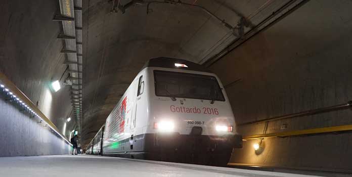 Zwitserland neemt langste treintunnel ter wereld in gebruik